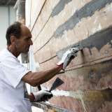 ...chi � invece impegnato a sigillare tutte le fessure